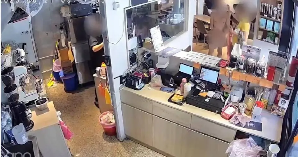 你的衣服呢？中和「全裸男」早餐店閒晃 僅雙手遮下體眾人傻眼