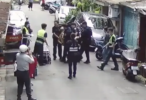 ▲鍾男被強制送醫。（圖／翻攝畫面）