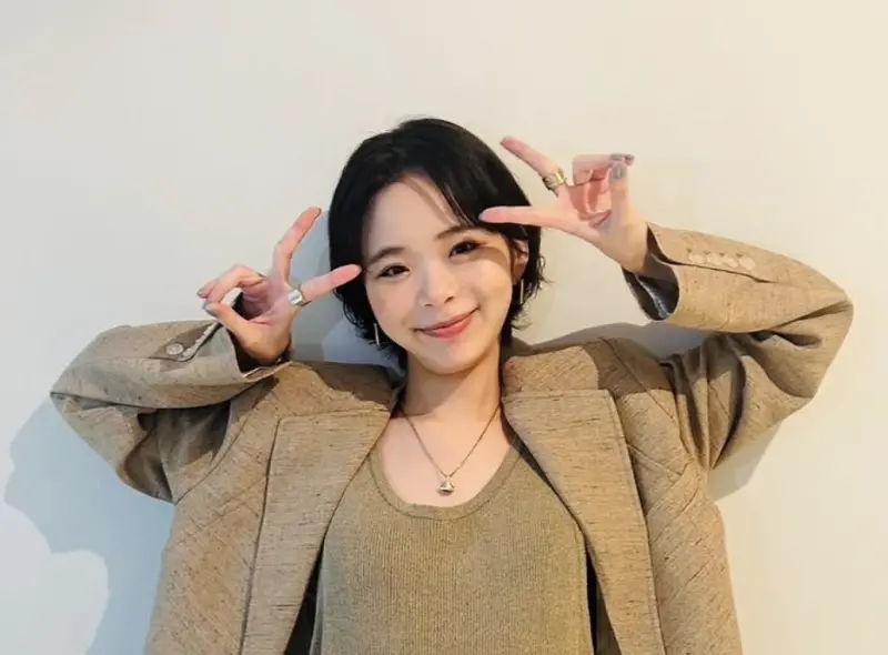 ▲趣里宣布嫁給小8歲三山凌輝，並且已經懷孕，但男方目前因為捲入結婚詐欺醜聞停工中。（圖／翻攝自IG@shuri.and.mg.official）