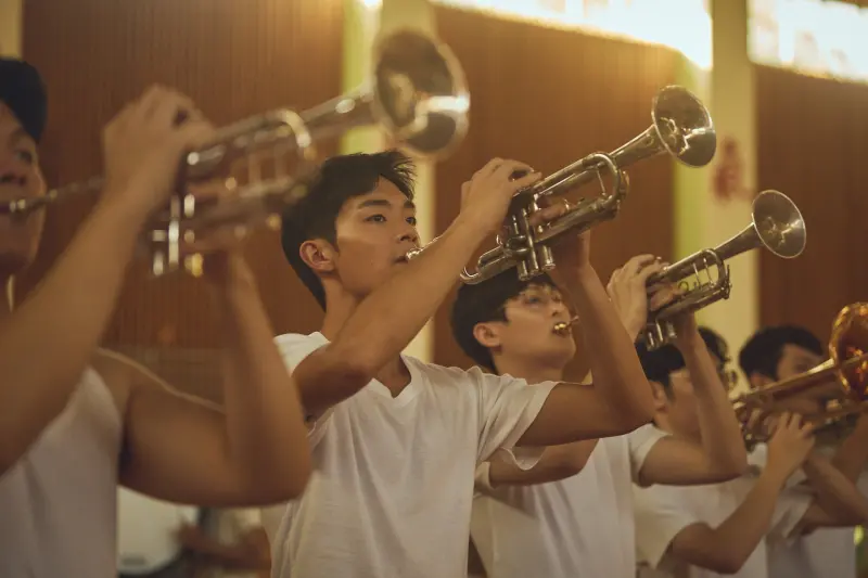 ▲由導演姜瑞智與編劇陳慧如合作的電影《進行曲》（Marching Boys），讓觀眾藉由90年代專屬濾鏡，透過真實建中樂旗隊的熱血啟發，帶來最真誠的王道作品。（圖／劇照）