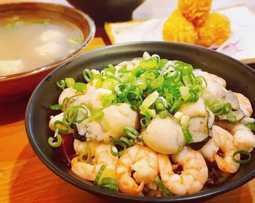 ▲新北林口「梅菊手作魯肉飯」過去以「痛風滷肉飯」在市場上闖出一片天，藉由滿滿大蝦仁、鮮蚵和生食級蛋黃等特色配料吸引消費者目光。（圖／梅菊手作魯肉飯臉書）