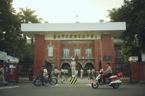 ▲影片一開始響起林強的〈向前走〉，瞬間就把觀眾帶到那個剛解嚴後的台灣。（圖／劇照）