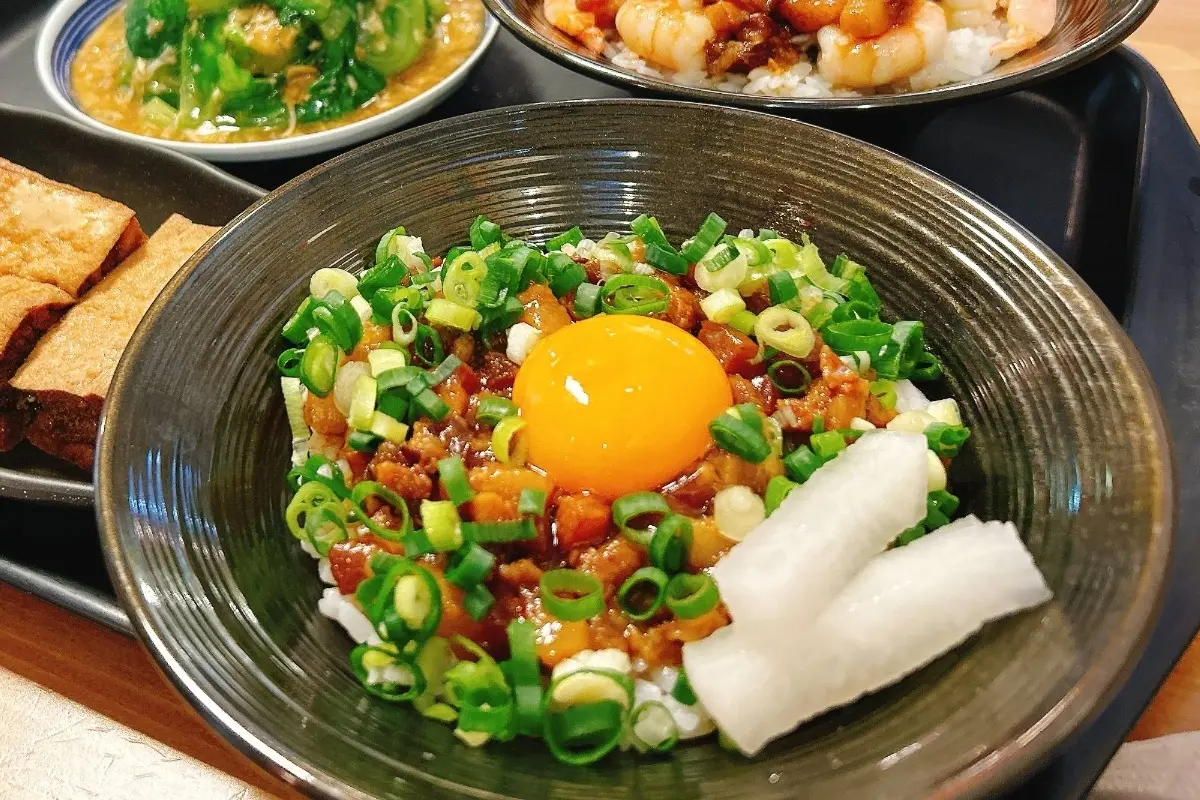 ▲新北林口滷肉飯名店7月因宣布「內用低消200元」制度引發討論，沒想到店家撐1個月突然宣布將結束營業，老闆也吐出心聲表示「脫離初衷」，讓眾多死忠顧客錯愕不已。（圖／翻攝Google評價）