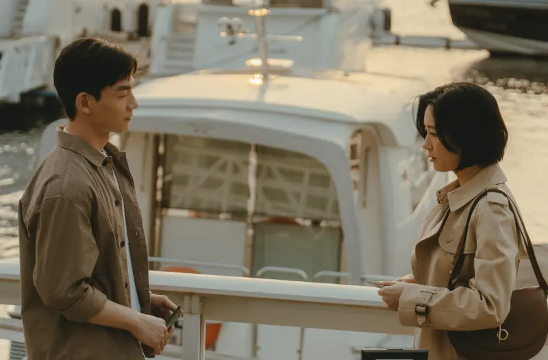 ▲ 水川麻美（右）在《零日攻擊》中化身仲介客，替段鈞豪挑猛男，與張洛偍（左）有吻戲，他因為被女神電到，當場忘記台詞，被劇組笑翻。（圖／牽猴子提供）