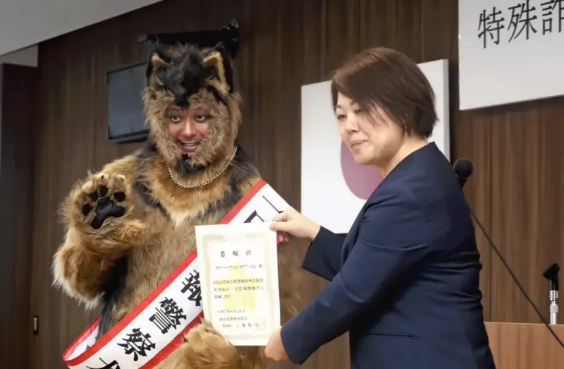 ▲日本演員小田切讓昨（28）日參加岡山縣警本部舉行的反詐騙緊急對策會議，正在替電影《奧莉佛是狗》宣傳的小田切讓，穿上狗狗裝受封為「一日警犬」，讓網友笑翻。（圖／翻攝自讀賣新聞）