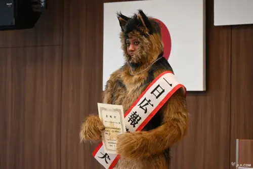 ▲小田切讓以狗狗人偶裝扮出席並領取「一日宣傳警犬」委任狀。（圖／翻攝自臉書）