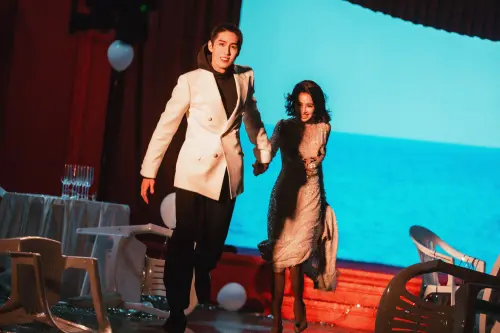 蔡依林纏綿小13歲泰國視帝！最萌身高差、牽小手　羞澀表情全被拍
