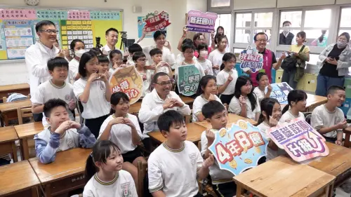 影／全國最大規模！侯友宜宣布4年8億元　全面汰換課桌椅、置物櫃
