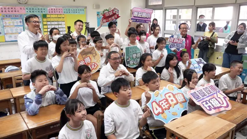 影／全國最大規模！侯友宜宣布4年8億元　全面汰換課桌椅、置物櫃