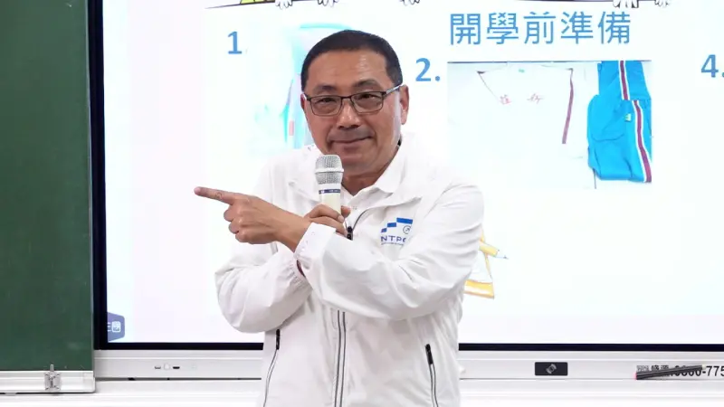    ▲新北市長侯友宜今天到新莊國小，關心學校開學準備情形，他笑說自己像聖誕老公公，會幫忙改善學校硬體設施。（圖／嚴俊強攝，2025.08.29）  