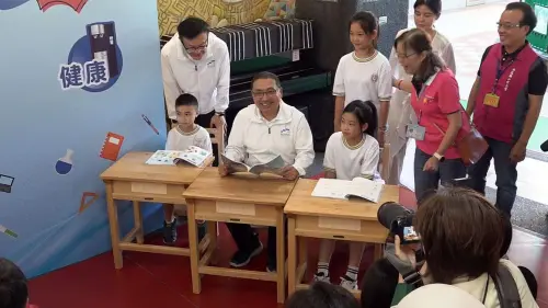 ▲新北市長侯友宜試坐新的課桌椅，稱讚非常符合人體工學，讓孩子坐起來很舒適。（圖／嚴俊強攝，2025.08.29）