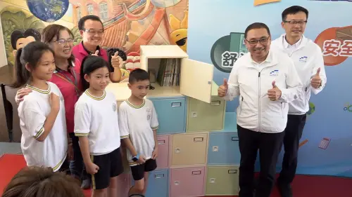 ▲新北市長侯友宜承諾，會全面幫孩子更換置物櫃，讓孩子不用辛苦每天背著沉重書包上學。（圖／嚴俊強攝，2025.08.29）