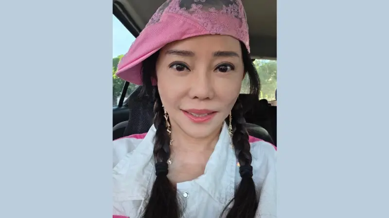 ▲狄鶯（如圖）一家遭J小姐爆料酒後割腕、痛毆孫鵬，但她未正面回應，今（29）日七夕情人節一早反以巴菲特人生哲學寫下：「做好6件事就夠了！」她曬出自拍展現氣色佳，強調不受外界喧鬧影響，選擇以自律面對風波。（圖／翻攝自狄鶯臉書）