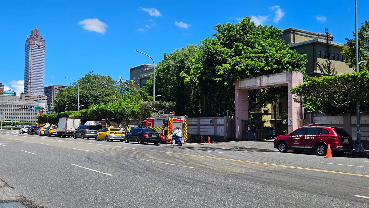 ▲今（1）日是全國高中小開學日。圖為北一女日前地下室失火，消防局到場搶救畫面。（圖／記者劉松霖攝）