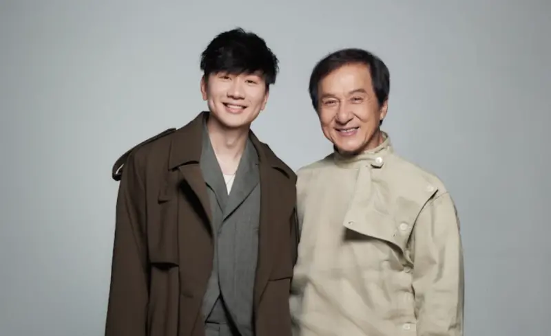 ▲林俊傑（左）找成龍合作單曲〈Skibidi〉，他原本希望成龍想像拍電影時的歡樂來演繹，沒想到成龍想到的，都是吊鋼絲、撞玻璃的畫面，吐槽他，「哪歡樂。」（圖／JFJ PRODUCTIONS）