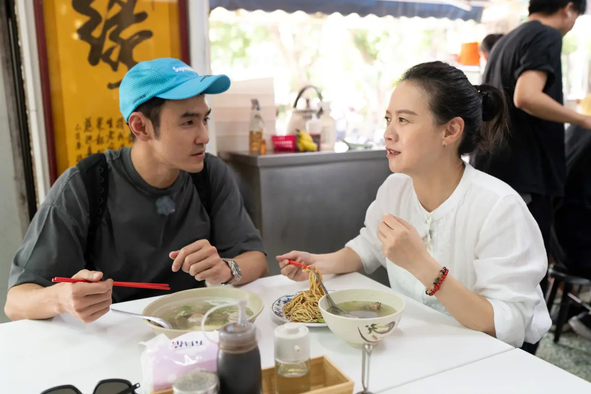 ▲阮經天（左）在曾寶儀（右）主持的《我們回家吧3》驚曝有10年怕人群，但在媽媽去年去世後被迫要獨自面對，開始有些事情只能自己承擔。曾寶儀則透過節目，要讓觀眾看見真正的他。（圖／三立+ MyVideo提供）