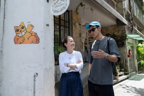 ▲阮經天（右）在曾寶儀（左）主持的《我們回家吧3》，帶她去自己生活多年的民生社區巷弄間尋找過往家人的回憶。（圖／三立+ MyVideo提供）