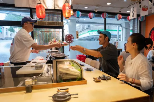 ▲阮經天（中）和曾寶儀（右）在們民生社區尋找和美食有關的記憶。（圖／三立+ MyVideo提供）