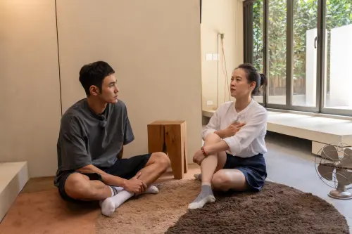 ▲曾寶儀（右）坦言多年前首次見到阮經天（左），給她充滿銳氣、不太敢親近的感覺。（圖／三立+ MyVideo提供）