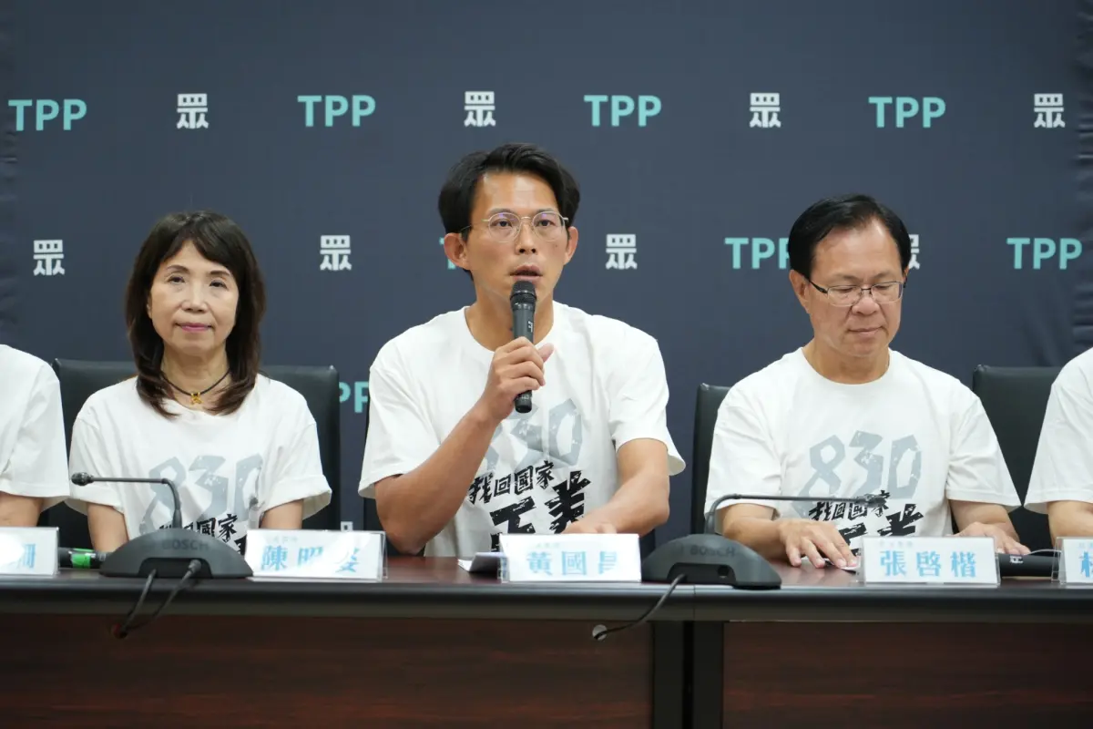 ▲民眾黨主席、立院黨團總召黃國昌（中）表示，830「司改走讀」將會和平、理性提出訴求，呼籲總統賴清德別下令拉起拒馬、蛇籠。（圖／民眾黨團提供，2025.08.29）