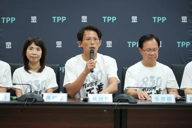 ▲民眾黨主席、立院黨團總召黃國昌（中）表示，830「司改走讀」將會和平、理性提出訴求，呼籲總統賴清德別下令拉起拒馬、蛇籠。（圖／民眾黨團提供，2025.08.29）