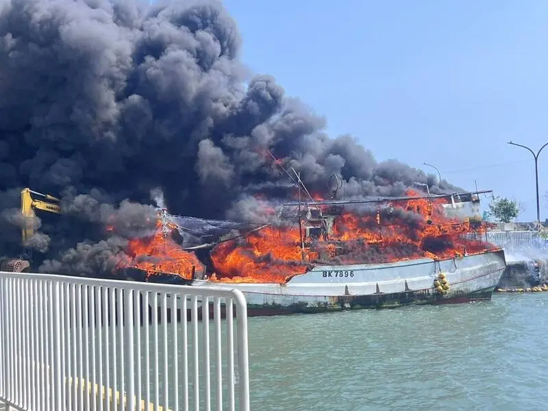 ▲屏東鹽埔漁港下午發生火燒船事件。（圖／新園海洋園區提供）