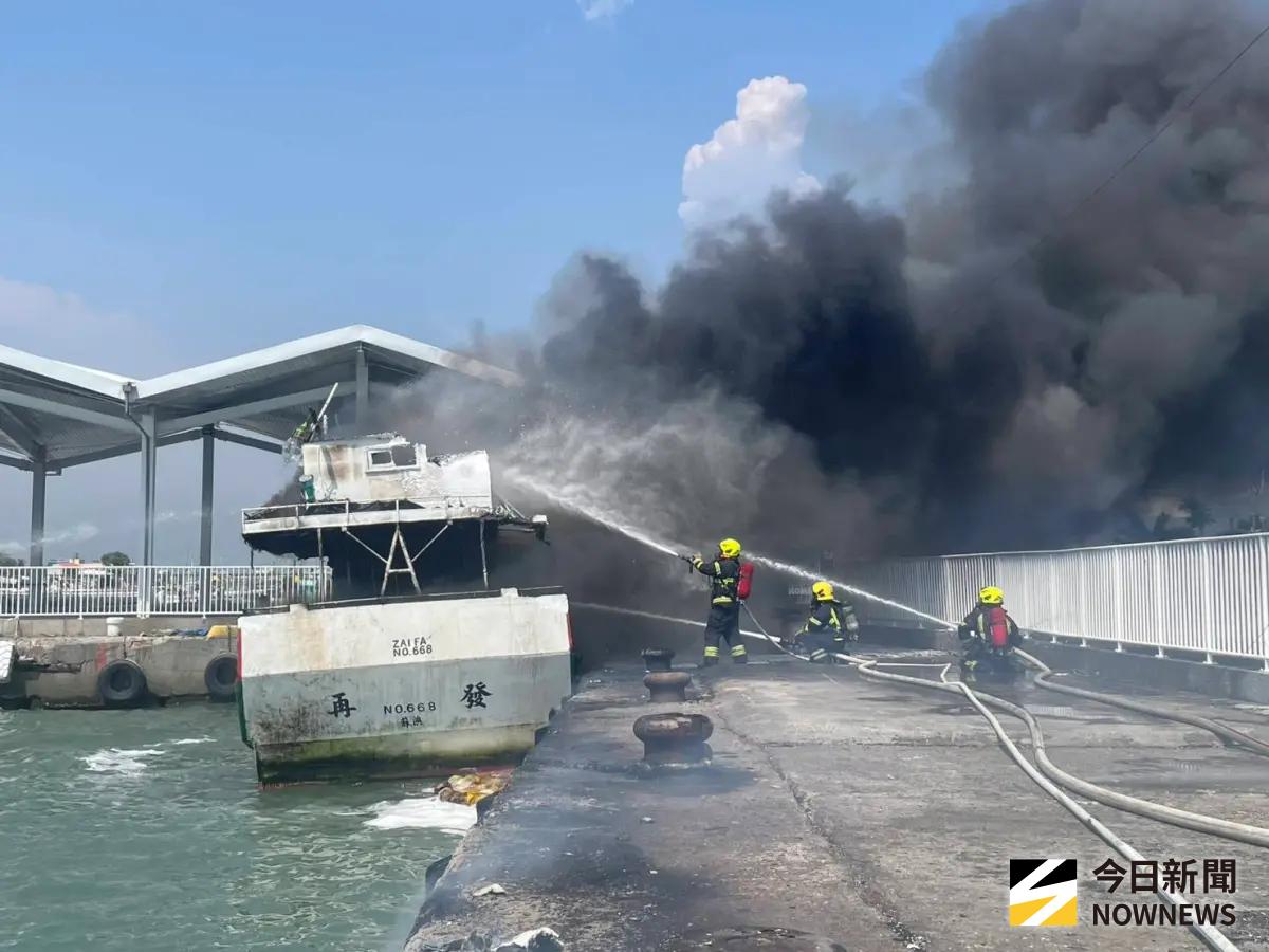 屏東新園鄉鹽埔漁港漁船火警