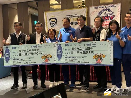 ▲中華民國運彩公會理事長何昱奇，兌現「拿冠運加碼獎金30萬」承諾，今天頒發2隊共60萬元獎金。(圖／記者金武鳳攝，2025.8.29)