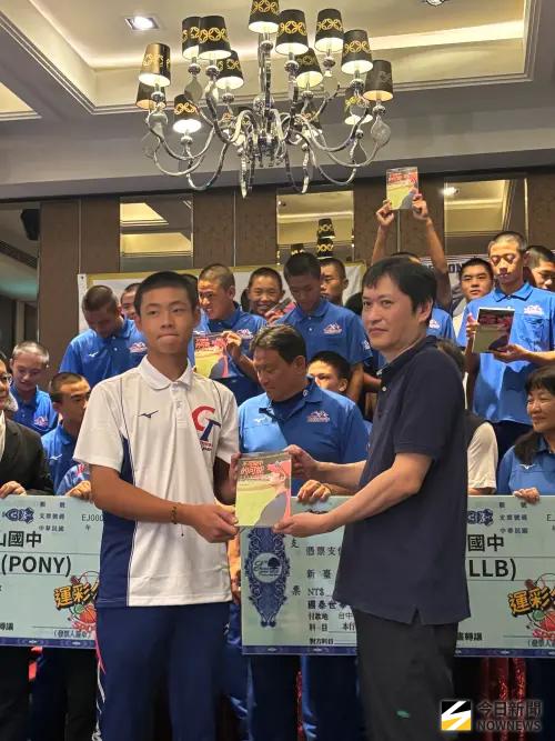 台中青少棒連奪兩世界冠軍 理事長贈金送書期勉：勇敢逐夢
