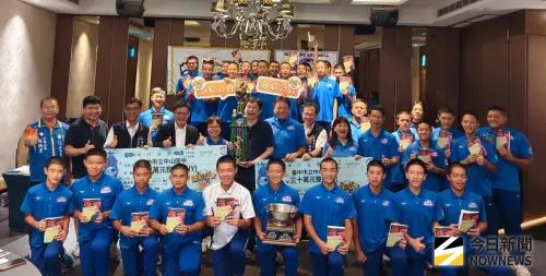 ▲中華民國運彩公會理事長何昱奇，兌現「拿冠運加碼獎金30萬」承諾，今天頒發2隊共60萬元獎金，(圖／記者金武鳳攝，2025.8.29)