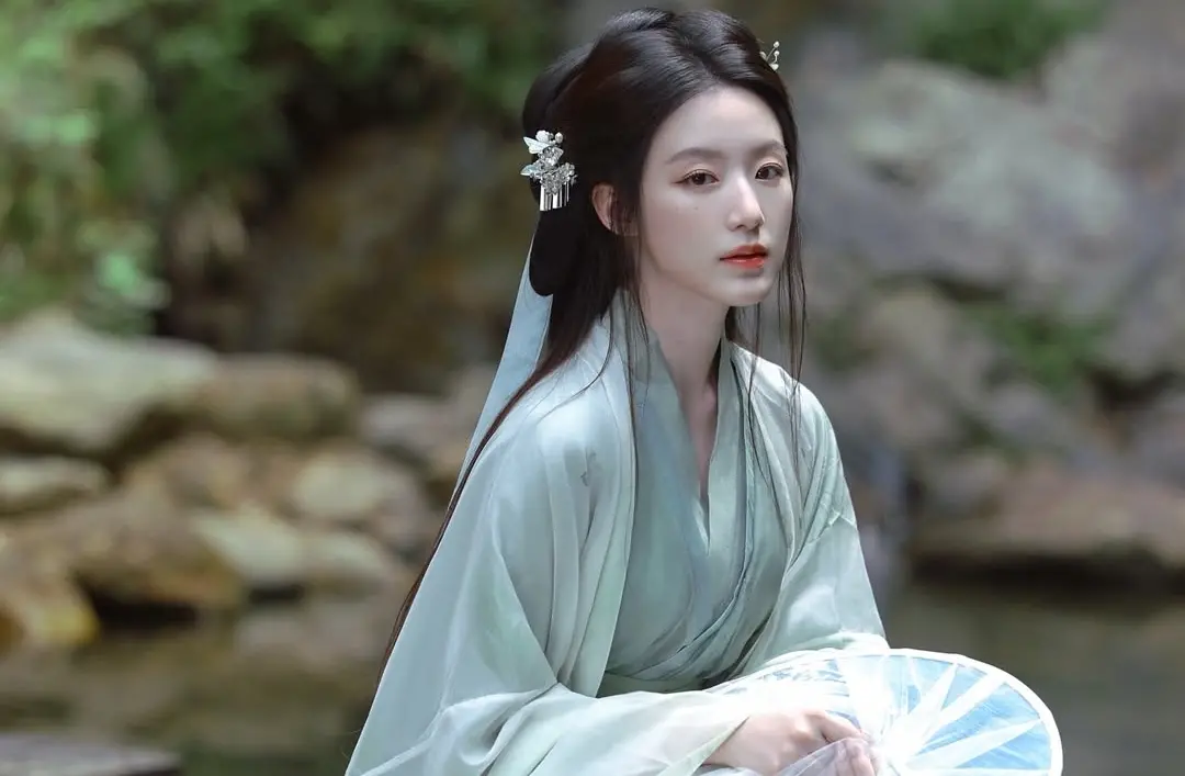 ▲舒華近日趁工作空檔到大陸江西景德鎮旅遊，還分享多張體驗古裝造型的超美模樣，仙女下凡美照直接被瘋傳，讓粉絲忍不住狂喊：拜託拍戲吧。（圖／舒華IG@yeh.shaa_）