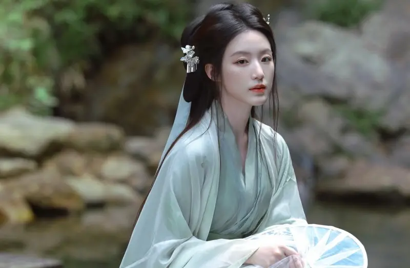 ▲舒華近日趁工作空檔到大陸江西景德鎮旅遊，還分享多張體驗古裝造型的超美模樣，仙女下凡美照直接被瘋傳，讓粉絲忍不住狂喊：拜託拍戲吧。（圖／舒華IG@yeh.shaa_）