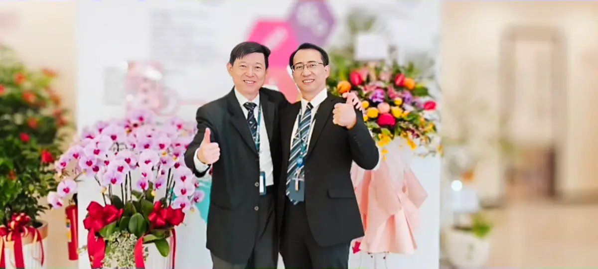 ▲翰科教育執行長林皓昱（左）與翰科實驗教育機構李之法校長（右），於林口翰科教育大樓啟用典禮上共同揭牌。（圖／翰科教育機構提供）