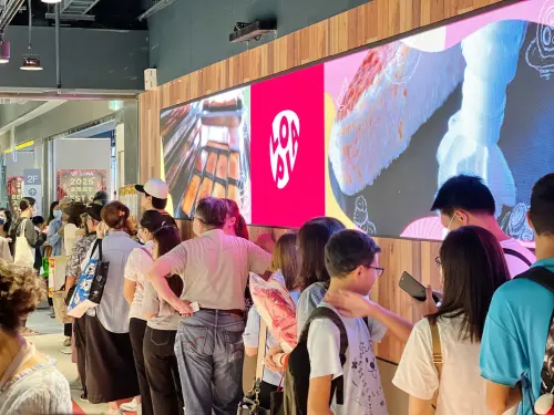 ▲新光三越台南小北門店館內現況，每間店家外面都是滿滿等待的客人。（圖／翻攝新光三越台南小北門店臉書）