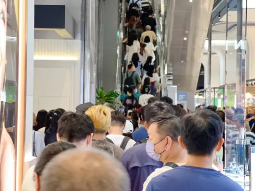 ▲新光三越台南小北門店上樓電扶梯被站滿。（圖／翻攝新光三越台南小北門店臉書）