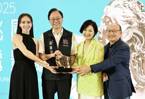 ▲本屆桃園電影節大使小薰（左起）、桃園市長張善政、本屆最佳女配角得主楊貴媚、桃園市文化局局長邱正生開心合影。（圖／桃園電影節提供）