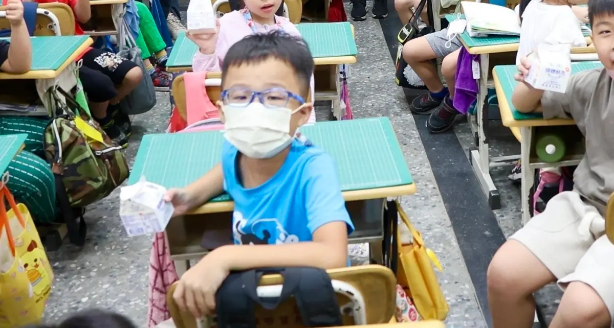 ▲高市補助國小15萬學童週週喝乳品。（圖／高市府教育局提供)