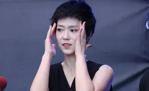 曹雅雯爸爸才過世4個月！突曬近照貼滿紗布：最後一站閻王殿
