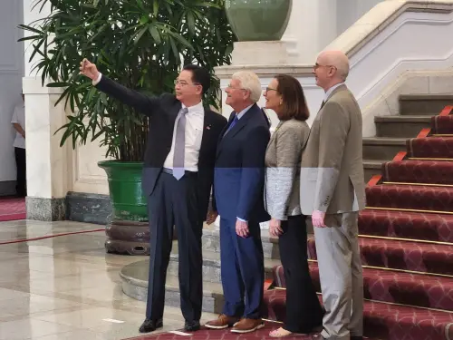 ▲國家安全會議秘書長吳釗燮與維克、費雪自拍。（圖／記者陳佩君攝，2025.08.29）