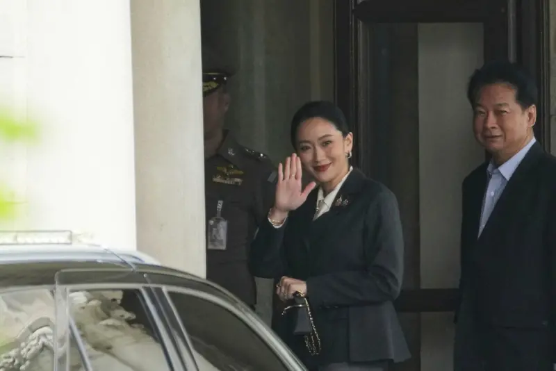 ▲貝東丹抵達政府大樓時向媒體揮手致意。(圖/美聯社/達志影像)