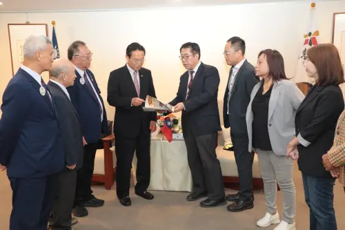 ▲ 黃偉哲向岩井均（左四）介紹台南教育旅行。（圖／南市府提供）