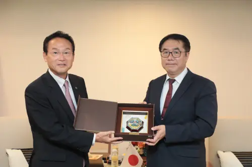 ▲黃偉哲致贈劍獅給岩井均。（圖／南市府提供）