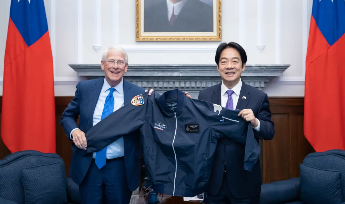 ▲賴清德贈F-16戰機飛行夾克給維克。（圖／總統府提供）