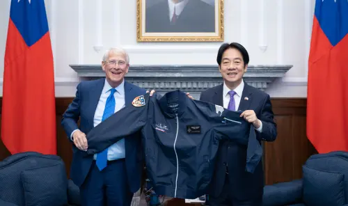 美參院軍委會主席訪台！賴清德贈F-16戰機飛行夾克藏3意義
