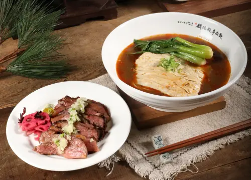 ▲招牌的滿漢五福牛肉麵之外，「麟德殿牛肉麵」也有坊間少見的「炙烤厚切牛舌麵」。（圖／築間提供）