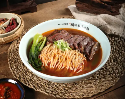 ▲「炙烤熟成羽下牛肉麵」嚴選熟成羽下牛，直火炙烤鎖汁、香氣四溢。（圖／築間提供）