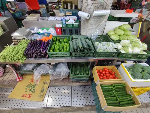 市場菜價終於下跌了！菜販：葉菜三把50元有望　青蔥、香菜還是貴
