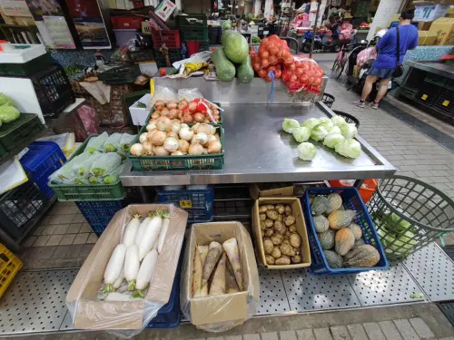 ▲根莖類一直是市場上價格相對穩定的種類，冬瓜、紅白蘿蔔、洋蔥、馬鈴薯、南瓜價格變動不大。（圖／翻攝廖炯程臉書）