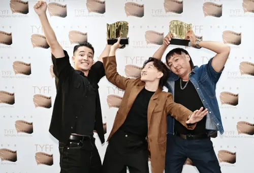 ▲獲得評審團特別獎與「未來之星」雙獎的《優雅的相遇》，演員們開心舉起獎座。（圖／桃園電影節提供）