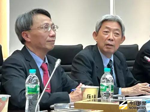 ▲台灣國際造船公司董事長黃正弘(右)期新任董事長陳政宏，要面對挑戰與機遇，再創高峰。(圖／記者黃守作攝)